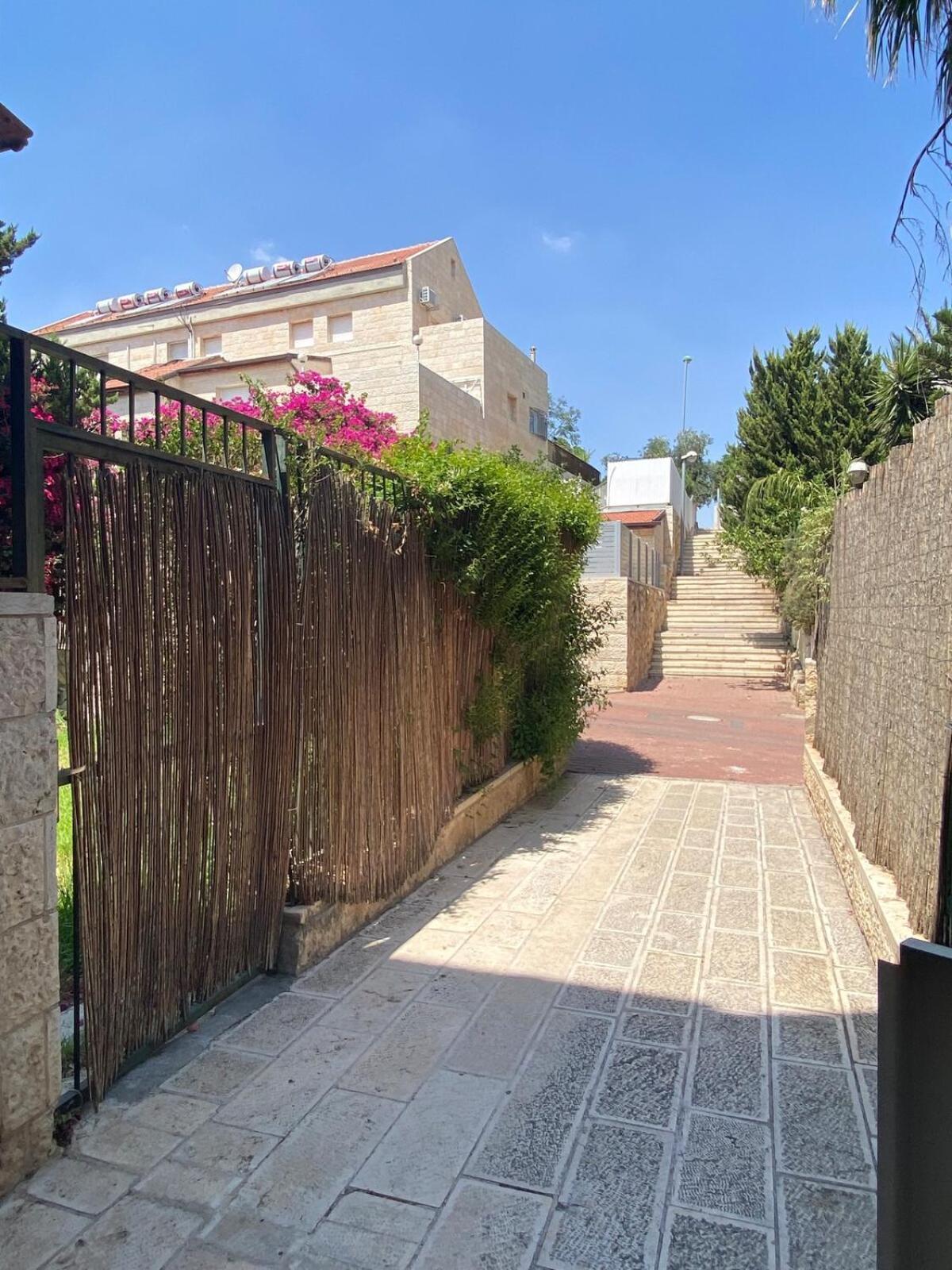 דירת גן מרווחת במיקום מעולה עם נטפליקס חינמי Apartment Ma'ale Adumim Екстериор снимка